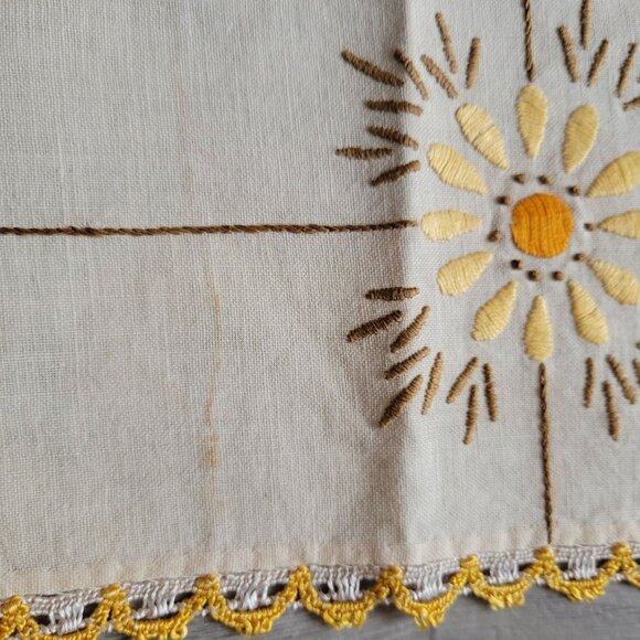 Vintage Hand-Embroidered Linen Tablecloth Stand Cover With Yellow Daisy Design & - Picture 5 of 7